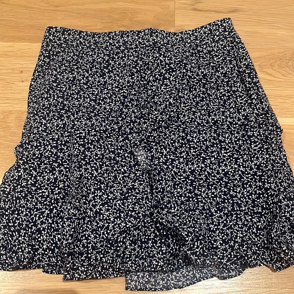 White and Navy Mini- Skirt - Picture 2 of 3